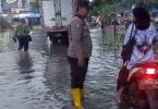 Respon Cepat Bhabinkamtibmas Gelam Jaya Polsek Pasar Kemis Bantu Warga Terjebak Banjir